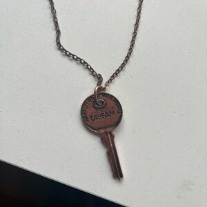 Boutique necklace key charm “never let go of your dreams”